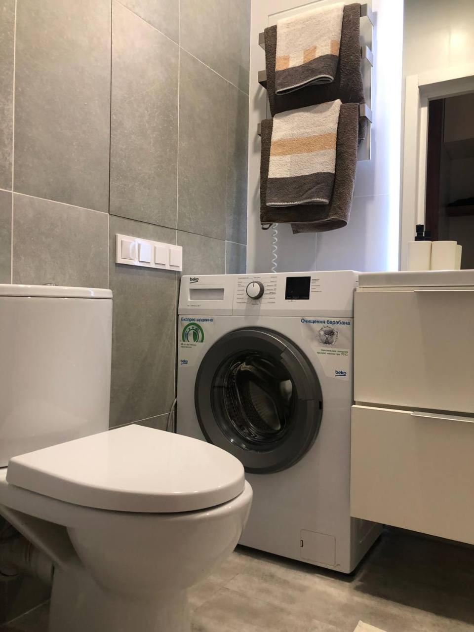 Apartment сучасна, стильна студія біля вднг Kyiv
